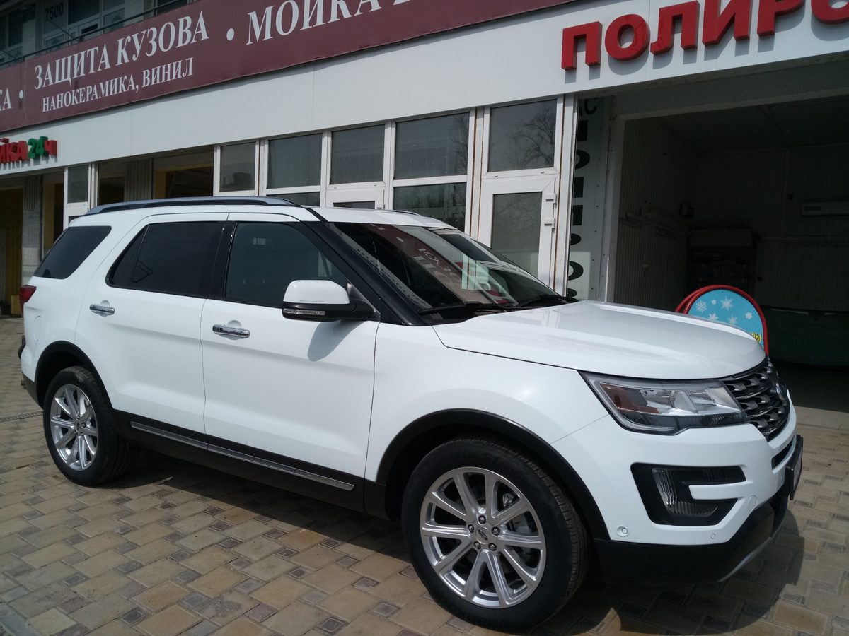 Белый внедорожник после полировки у автокомплекса